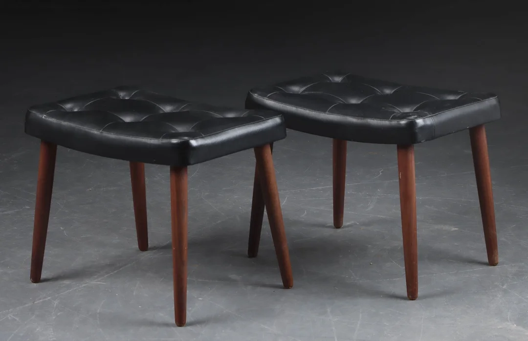 Par taburetter / skamler af sort skai og teak, 1950-60'erne (2) — Furniture/Other furniture — Lauritz