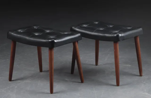 Par taburetter / skamler af sort skai og teak, 1950-60'erne (2)