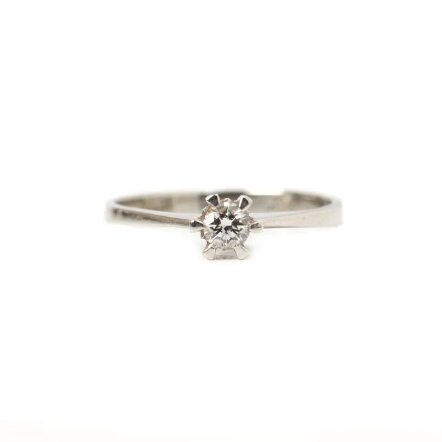 RING, 18K vitguld med briljantslipad diamant 0.16 ct, importstämplad.
