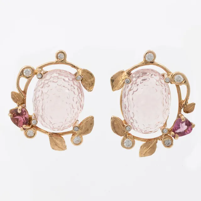 Örhängen, Mandelstam, 18K guld med skuren rosenkvarts, turmaliner och briljantslipade diamanter.