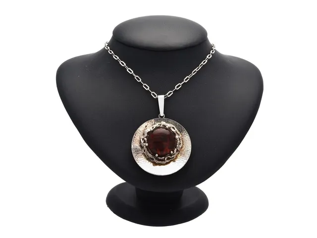 STRÖMDAHLS, hänge/kedja, sterlingsilver, bärnsten, längd 59 cm, vikt 26,8 g.