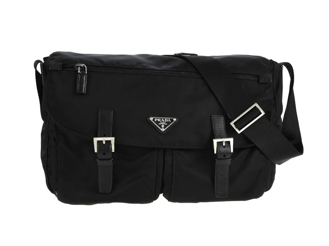 VÄSKA, PRADA, svart nylon, svart läder, silverfärgade beslag, 33x30x10 cm, dustbag. — Accessoarer/Väskor — Kaplans