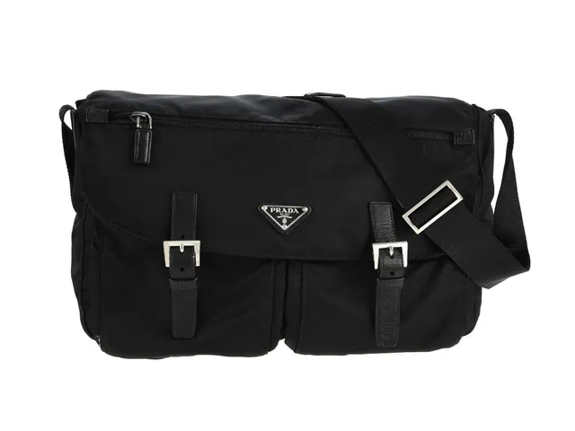 VÄSKA, PRADA, svart nylon, svart läder, silverfärgade beslag, 33x30x10 cm, dustbag.