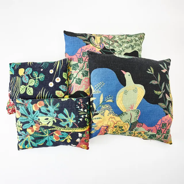 JOSEF FRANK. Kuddar, 2 + 2 stycken, Tournai och Anakreon, Firma Svenskt Tenn.