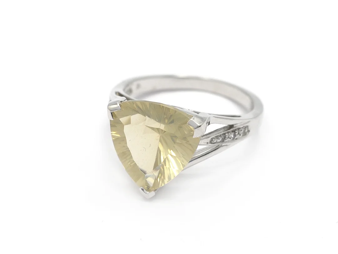 RING, 14K vitguld, kvarts, 6 åttkantslipade diamanter ca 0,06 ctv, stl 17,5 mm, vikt 4,2 g.. — Smycken/Ring — Kaplans