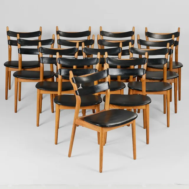 HELGE SIBAST (1908 - 1985). Et sæt på fjorten stole af egetræ, sæder betrukket med sort læder, ryg udspændt med sort kernelæder, Model nr. 59, Sibast Furniture, Danmark, 1950'erne, (14).