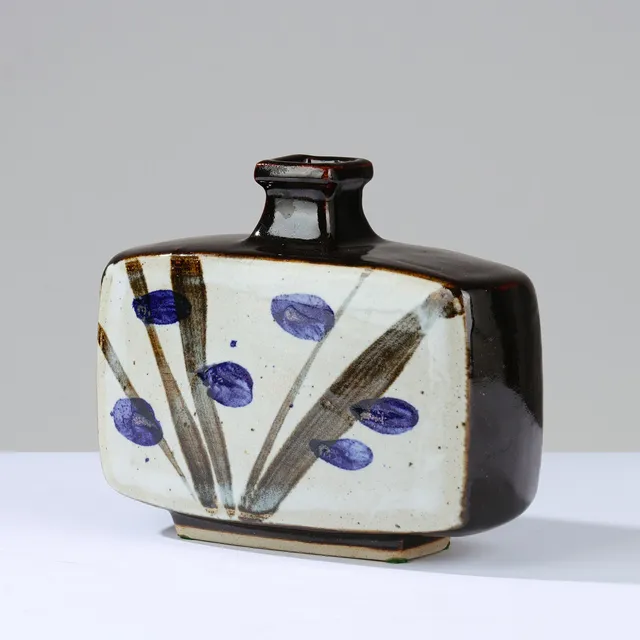 FINN LYNGGAARD (1930-2011). Unik stentøjsvase med bred flaskeform og håndmalet dekoration inspireret af Shoji Hamada, eget værksted i Kokkedal, Danmark, 1950/60'erne.