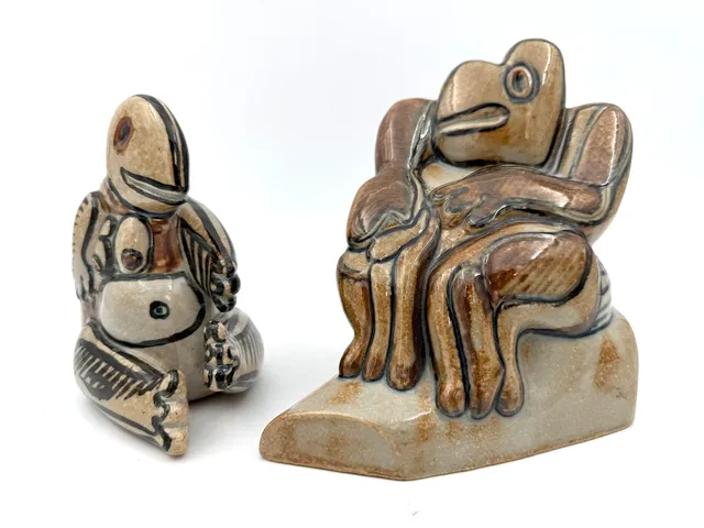 STEN LYKKE MADSEN (Danmark, född 1937). Skulpturer, 2 st, föreställande surrealistiska figurer, glaserat stengods. Stämplade för Bing & Grøndahl, modellnummer 7047 respektive 7045.