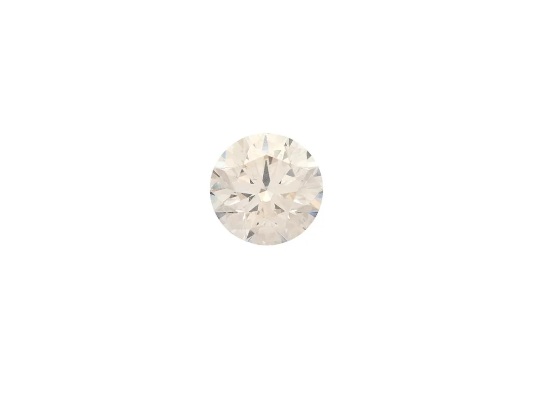 DIAMANT, briljantslipad 2,72 ct, ca TCa(K)/SI1, mått 8,81 x 8,78 x 5,55 mm, diamanten har brun ton, natural vid rondisten samt ett litet nagg på kuletten. — Ädelstenar/Diamanter — Kaplans