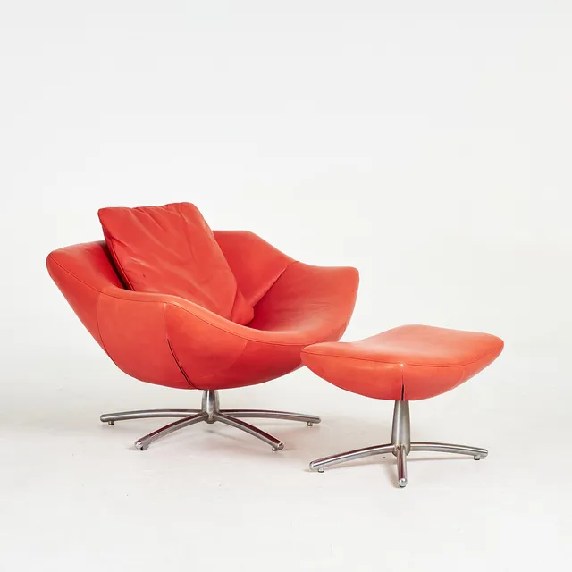 GERARD VAN DEN BERG. FÅTÖLJ/LOUNGE, med fotpall, modell "Gigi", orange/röd skinn, etikettmärkta undertill.