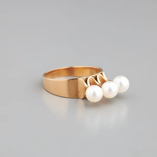 ELIS KAUPPI. RING, odlade pärlor, 14K guld, Kupittaan Kulta, Åbo 1965.