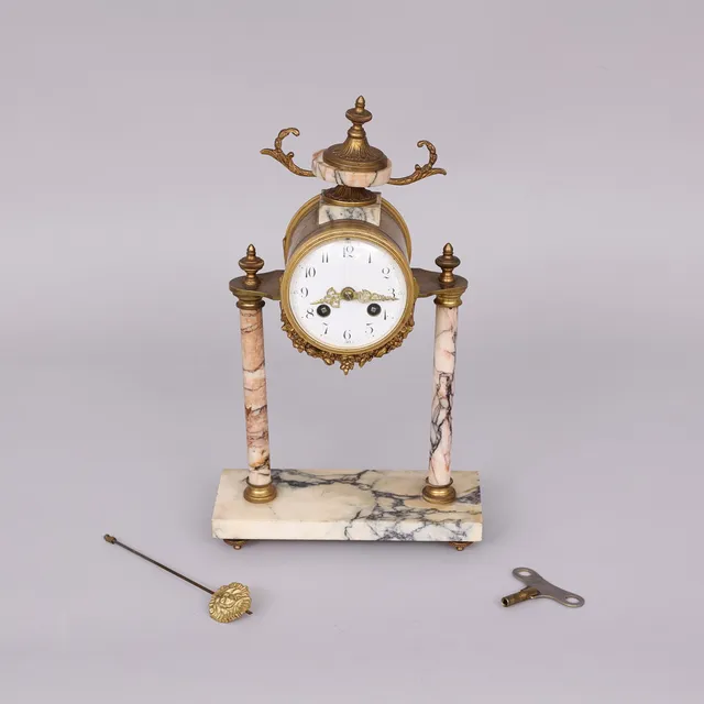 BORDSPENDYL, mässing och alabaster, 1900-tal.