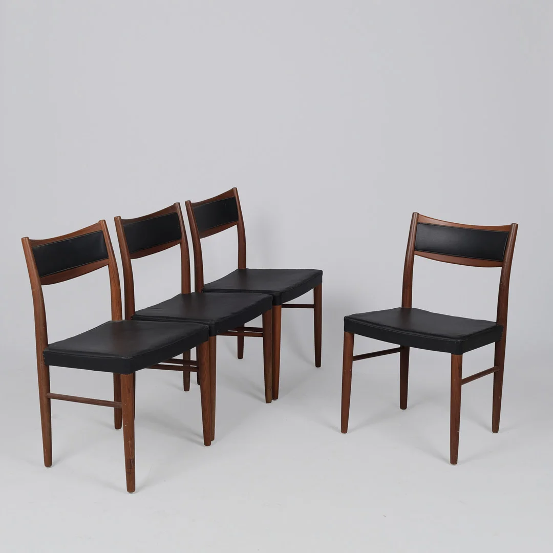 Dansk Design, fire stole af teak og skai. ca 1960 erne. Danmark (4). — Armchairs & Chairs — Palsgaard Kunstauktioner