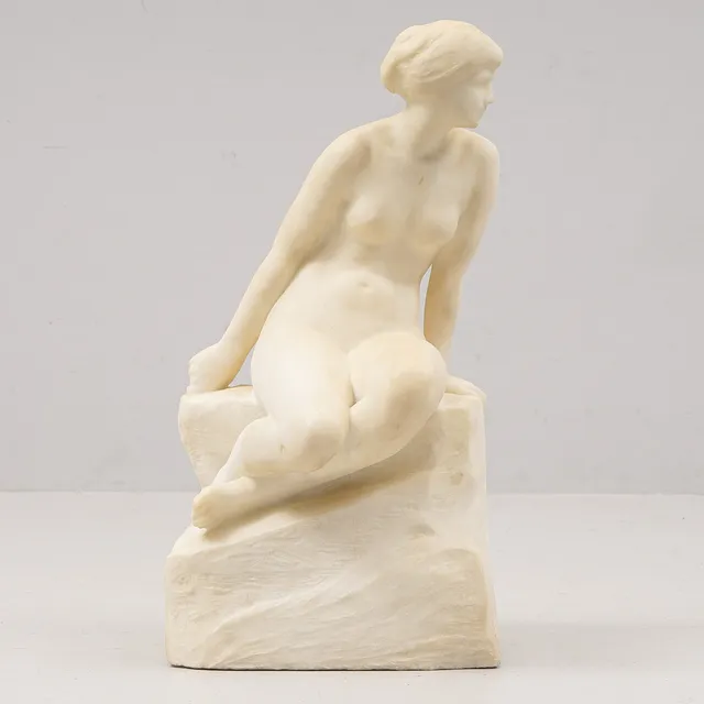 THEODOR LUNDBERG. Kvinna på klippa, marmor, monogramsignerad och daterad Rom 1923.