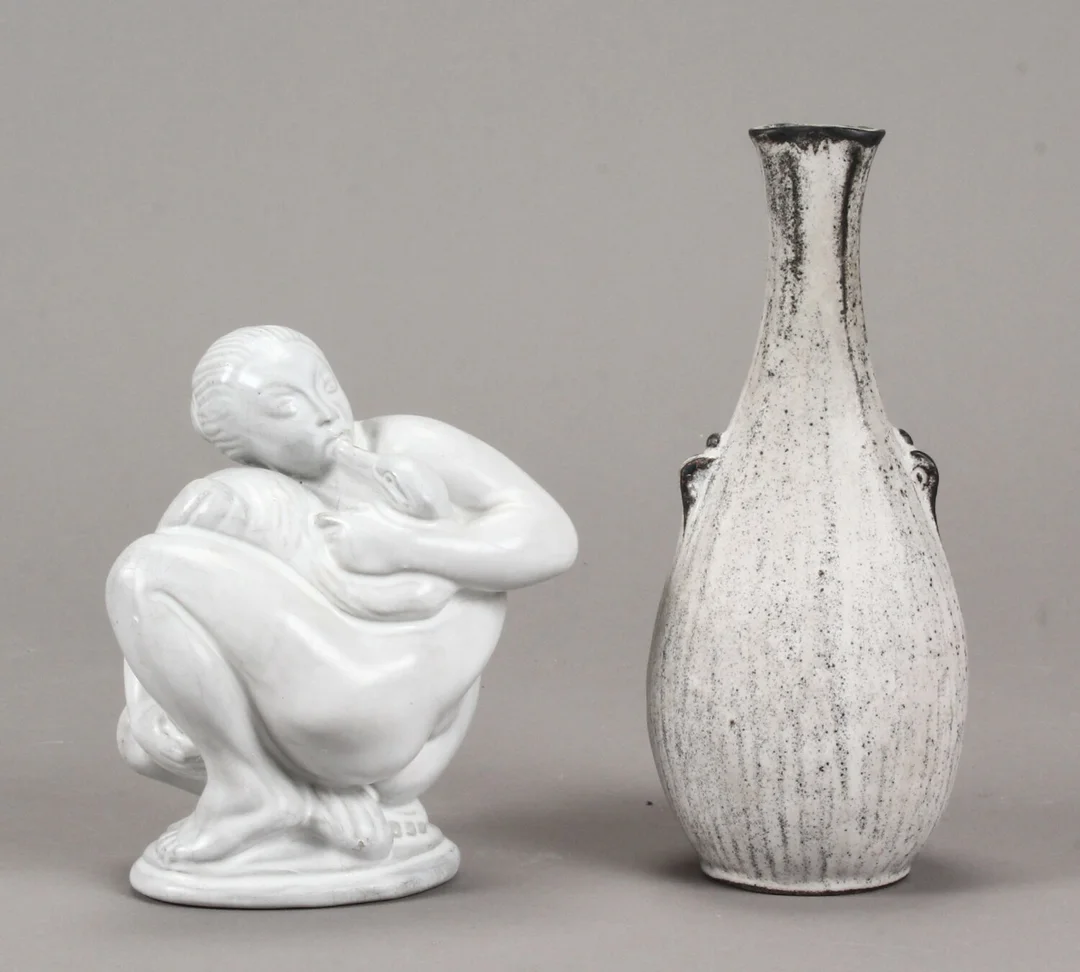Kai Nielsen og Svend Hammershøi for Kähler. Dråbeformet vase samt Leda og Svanen figur (2) — Glass, porcelain and ceramics/Figures — Lauritz