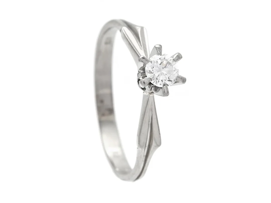 ENSTENSRING, 18K vitguld, briljantslipad diamant 0,23 ct enligt gravyr, ca W/VS, stl 17,75 mm, vikt 2,3 g. — Smycken/Enstensring — Kaplans