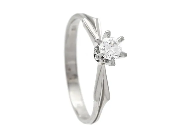 ENSTENSRING, 18K vitguld, briljantslipad diamant 0,23 ct enligt gravyr, ca W/VS, stl 17,75 mm, vikt 2,3 g.
