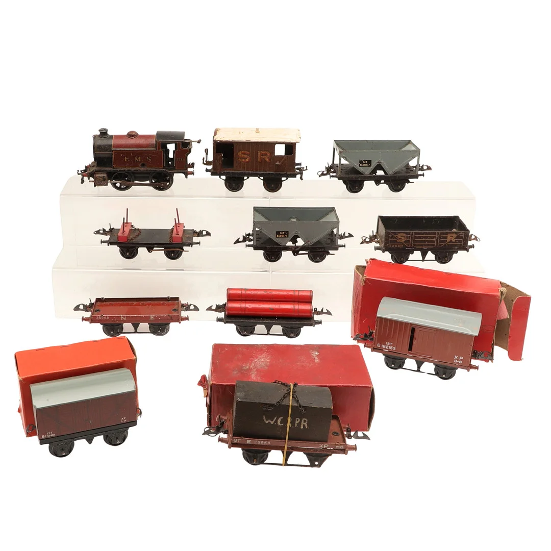 A QUANTITY OF ASSORTED HORNBY O GAUGE MODEL RAILWAY WAGONS AND TRAIN ETC. — Model railways — Lawrences Auctioneers