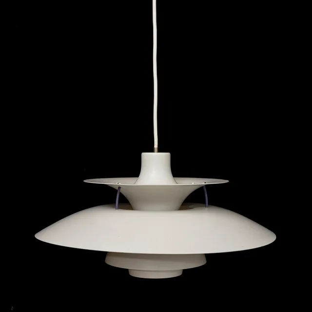 POUL HENNINGSEN. Taklampa, "PH 5", för Louis Poulsen, Danmark.