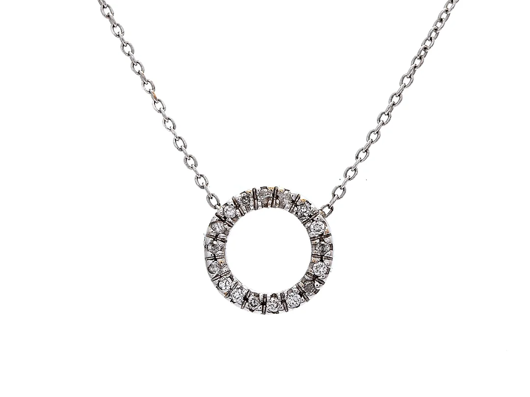 HÄNGE/KEDJA, 18K vitguld, 17 briljantslipade diamanter ca 0,08 ctv, längd 42 cm, vikt 1,4 g. — Smycken/Hänge med kedja — Kaplans