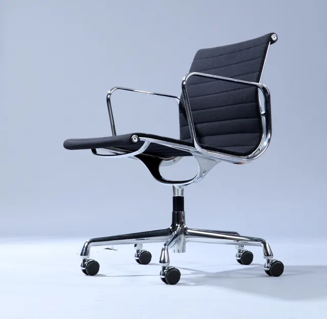 Charles Eames. Armstol/kontorstol, model EA 108, fempasfod med hjul, sort hopsak.
