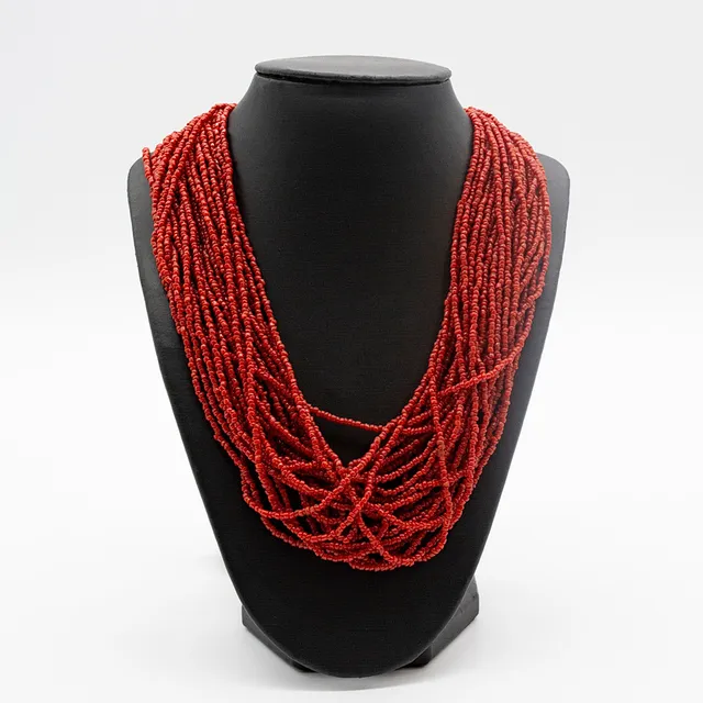 MEHRREIHIGES COLLIER AUS ZAHLREICHEN STRÄNGEN KLEINER, DUNKELROTER KORALLENPERLEN, 25 STRÄNGE, HANDGEFERTIGT, VERSCHLUSS MÜNZE.