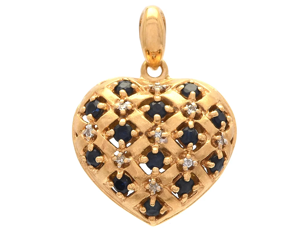 HÄNGE, hjärta, 18K guld, 13 blå safirer, 9 åttkantslipade diamanter ca 0,03 ctv, stl 21 x 16 mm, vikt 2,9 g. — Smycken/Hänge — Kaplans