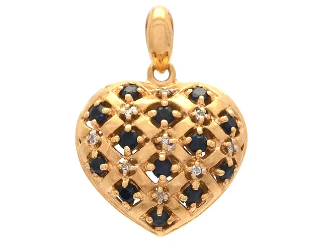 HÄNGE, hjärta, 18K guld, 13 blå safirer, 9 åttkantslipade diamanter ca 0,03 ctv, stl 21 x 16 mm, vikt 2,9 g.