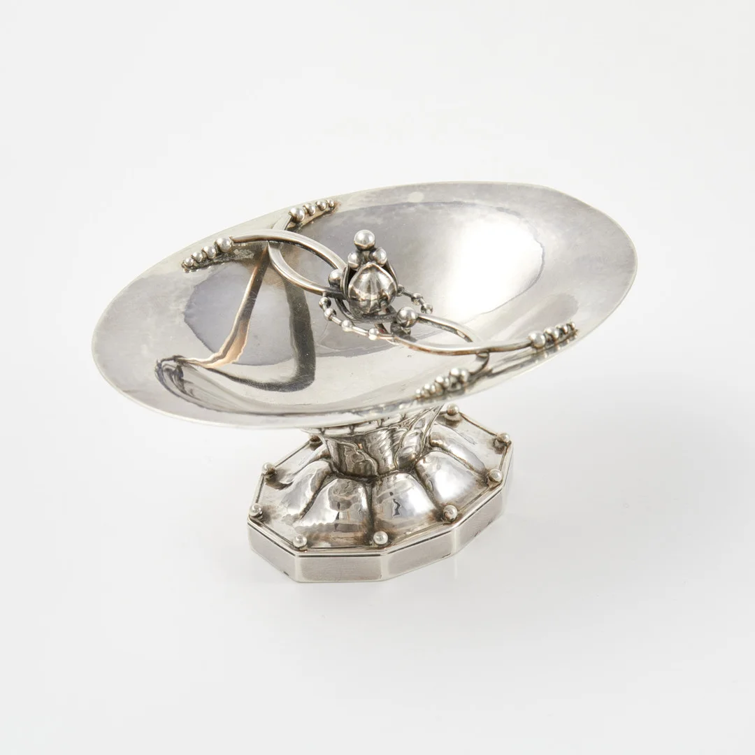 JOHAN ROHDE, KONFEKTYRSKÅL, sterling, 1920/30-tal, numrerad 42, för George Jensen, Danmark. — Silver — Stockholms Auktionsverk Sickla
