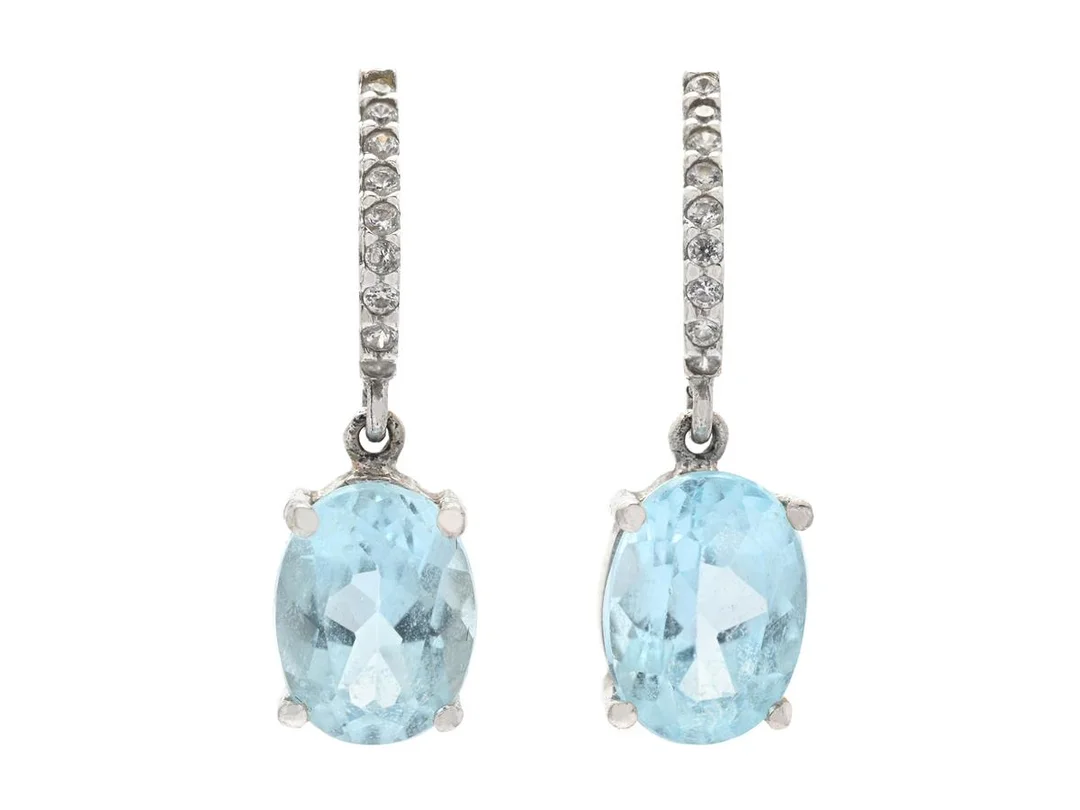 ÖRHÄNGEN, 18K vitguld, topaser, briljantslipade diamanter ca 0,08 ctv, ca W/SI, stift, vikt 1,9 g. — Smycken/Örhängen — Kaplans