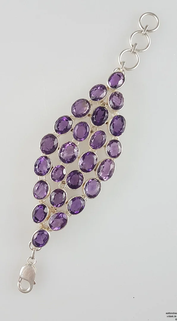 AMETHYST-ARMBAND - MASSIVES ARMBAND MIT 24 AMETHYSTEN, IM OVALSCHLIFF. — Bracelets — Auktionshaus Blank