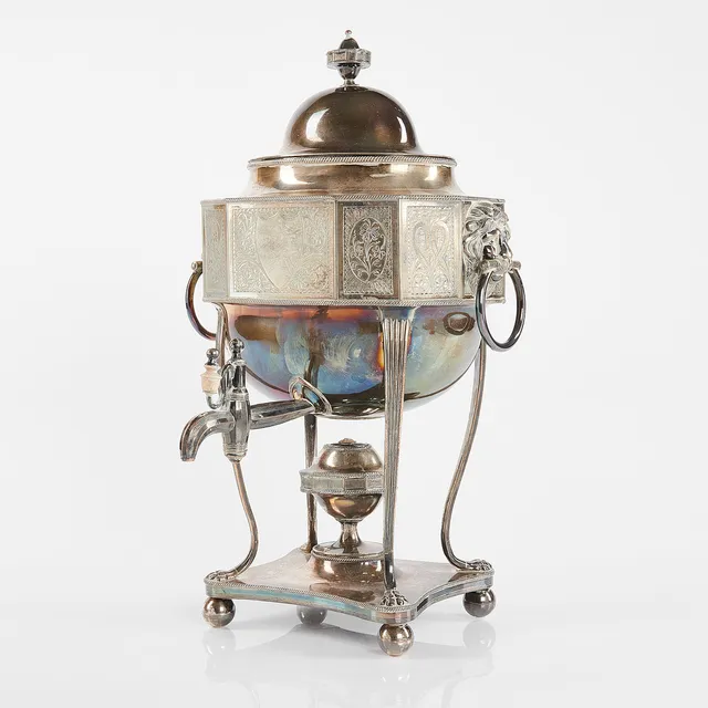 SAMOVAR, England, tidigt 1800-tal, graverad dekor, lejonmaskaroner och fötter, silverpläterad koppar.
