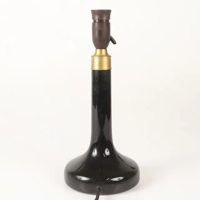GUNNAR BIILMANN PETERSEN. Bordslampa av mörkgrönt glas, mässingsbeslag, Holmegaard för Le Klint, modell 343, Danmark, formgiven 1948.