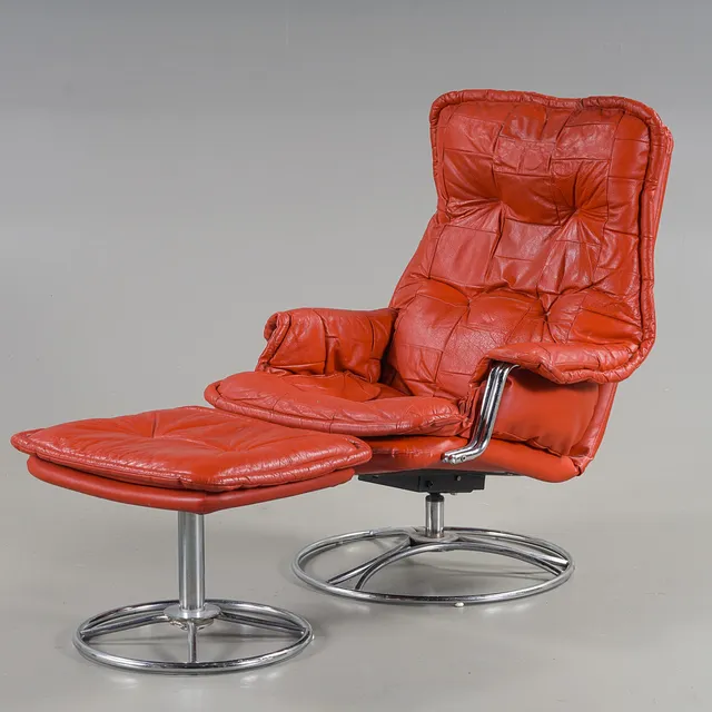 FÅTÖLJ med fotpall "Pilot" snurrbar, kromade stålrör, röd skinnklädsel, 1980-tal.