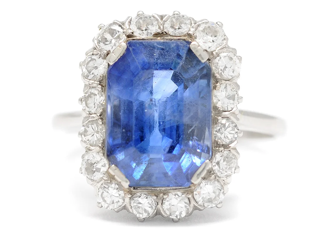 CARMOSÉRING, platina, safir ca 7,00 ct, 16 mediumslipade diamanter ca 0,78 ctv, ca TW-W/VS-SI, en diamant skadad paviljong, nagg, stl 18,25 mm, vikt 5,8 g, E A Thomasson AB, Stockholm 1938. — Smycken/Carmoséring — Kaplans