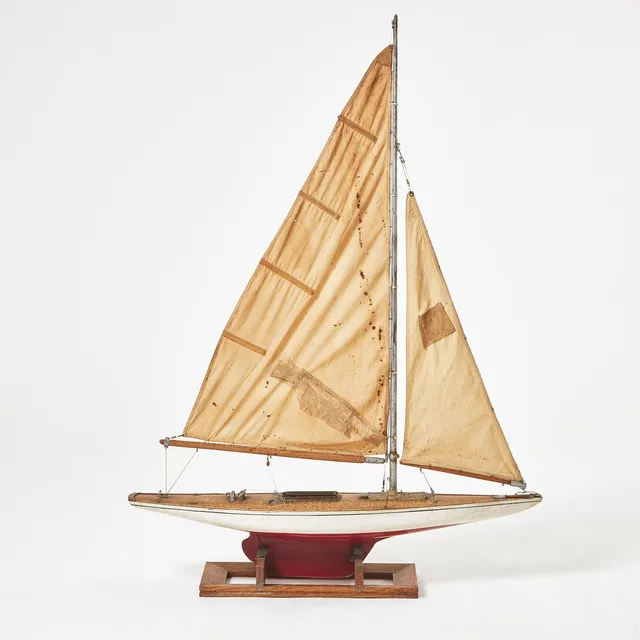POND YACHT, seglande modell, bemålat köl med blytyngd, sydda segel, 1900-talets första kvartal.