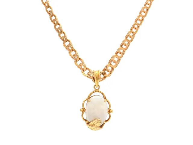 COLLIER MED HÄNGE, 18K guld, doserad bismarcklänk, hänge med vit opal, längd 45 cm, vikt 10,6 g, opalen är skadad på baksidan.