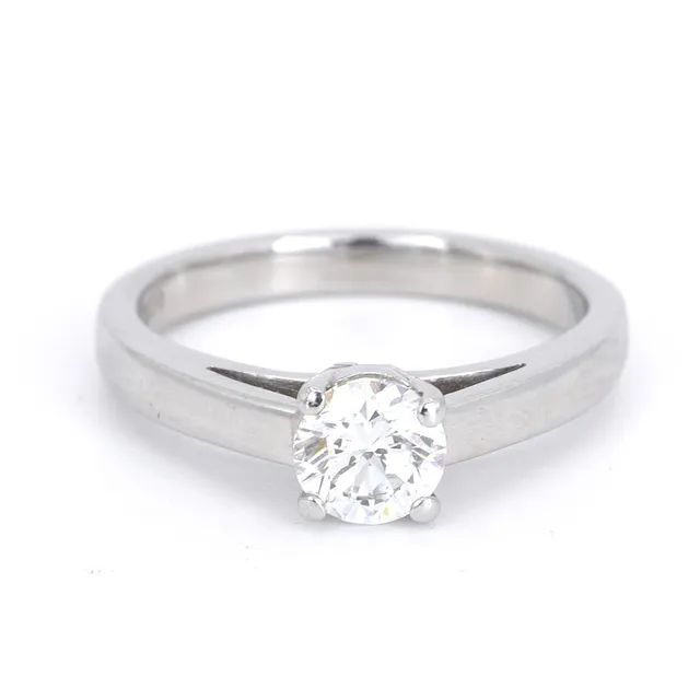 PLATINUM DIAMOND SOLITAIRE RING.