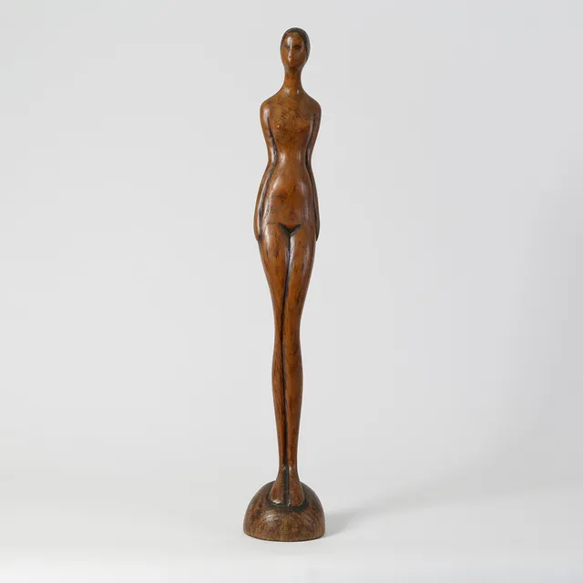 OTTO PEDERSEN (1902-1995). Stående kvindefigur af udskåret træ, ca. 1955.