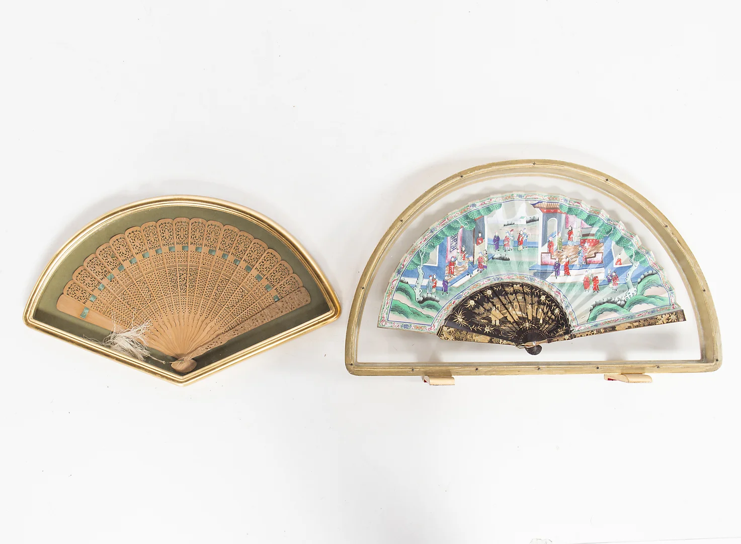 Chinese fan "of the thousand faces" with lacquered and gilt wood sticks and Chinese folding fan in carved and openwork wood, 19th Century. — Asiatica — Balclis