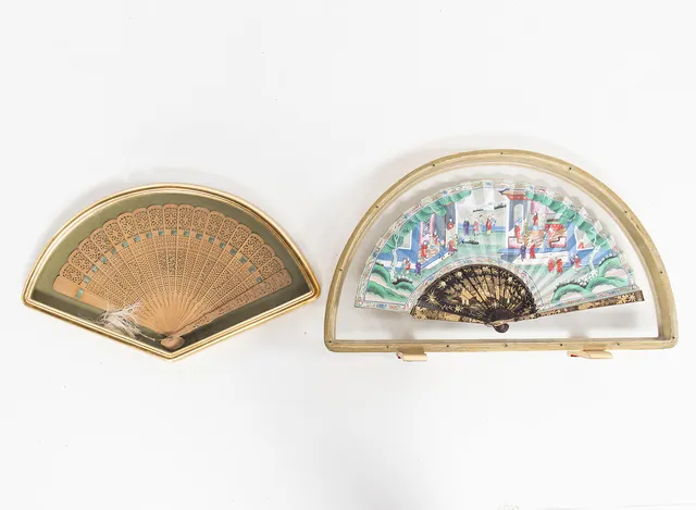 Chinese fan "of the thousand faces" with lacquered and gilt wood sticks and Chinese folding fan in carved and openwork wood, 19th Century.