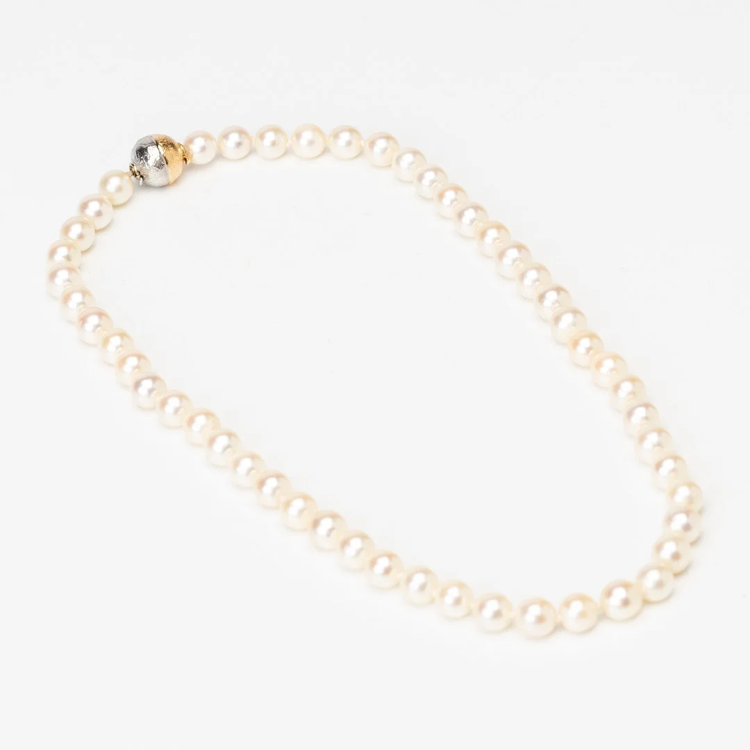 PÄR BORUP. Collier med odlade pärlor samt lås av 18K guld, signerat. — Necklace — Auktionshuset Kolonn
