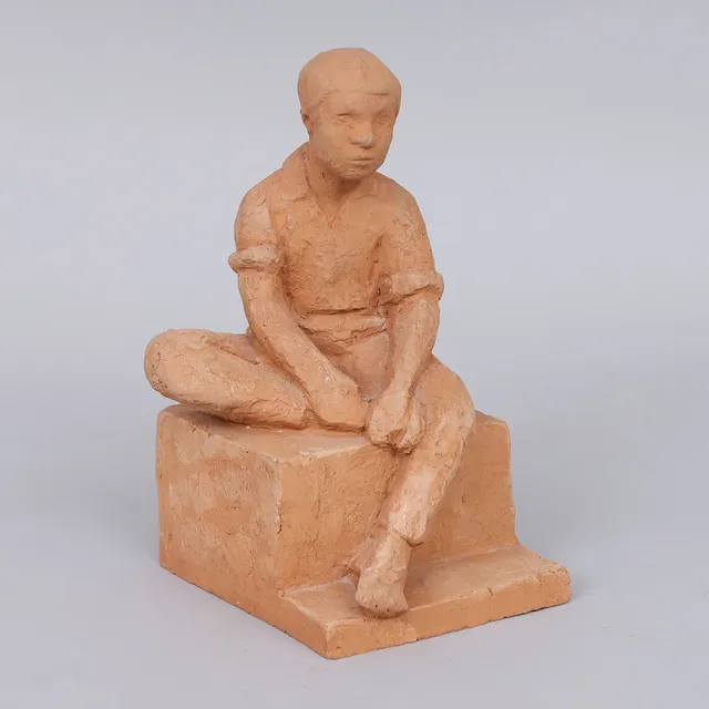 WIVE LARSSON. Sittande pojke, terracotta nr 6/12, signerad och daterad 1962.
