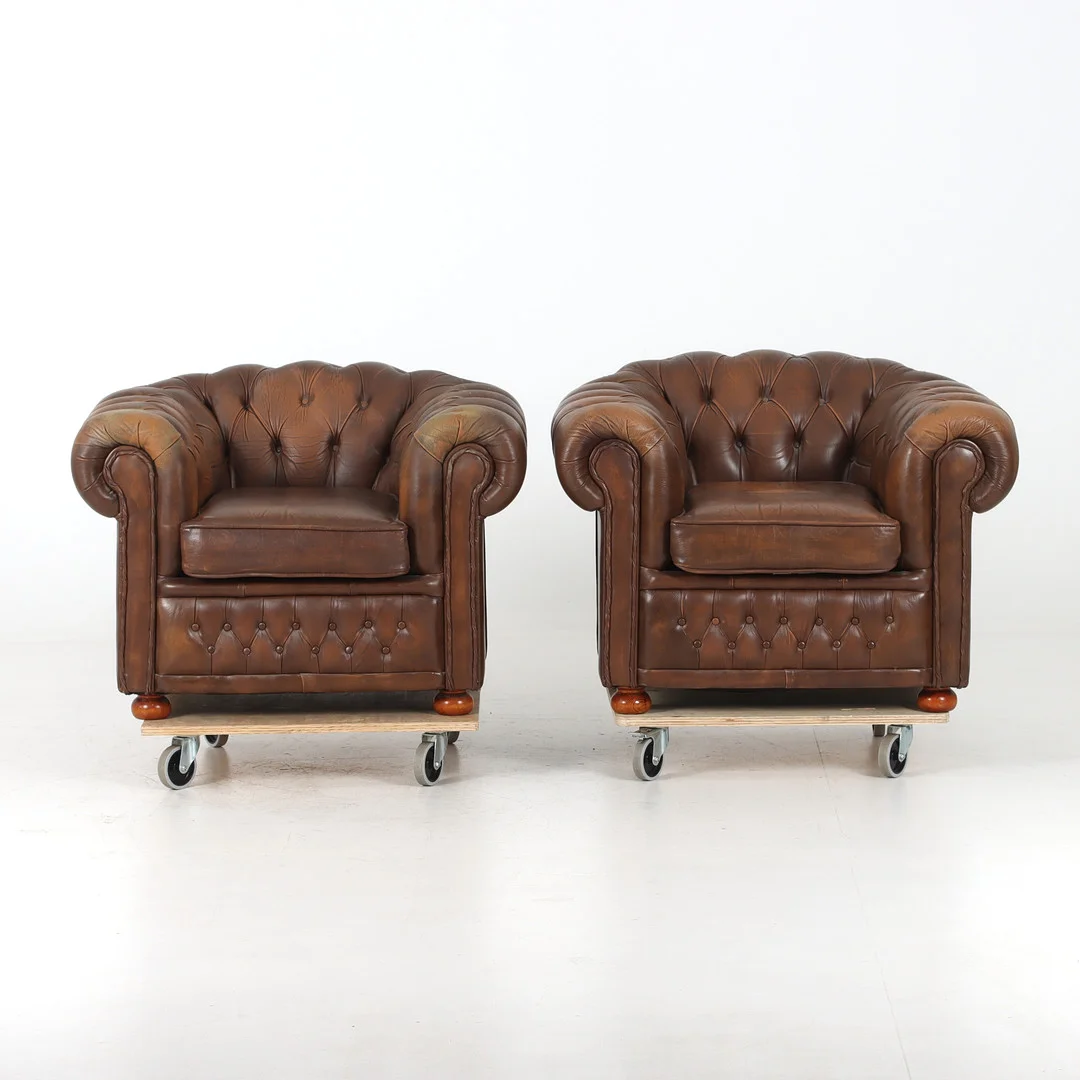 FÅTÖLJER, 1 par, Chesterfieldmodell, Winchester furniture, England, 1900-talets andra hälft. — Armchairs & Chairs — Stadsauktion Sundsvall