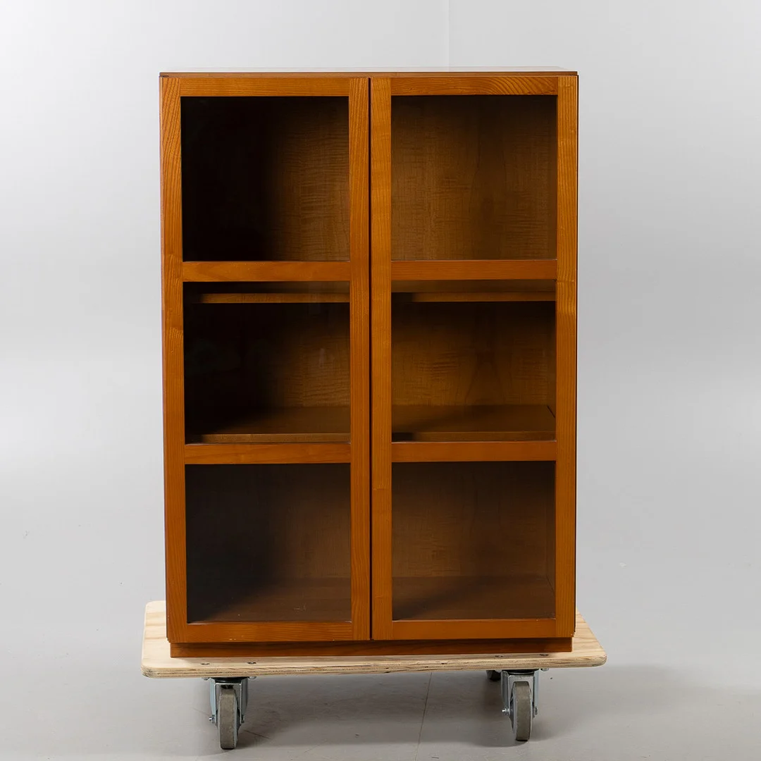 TITTI FABIANI. Vitrinskåp / bokskåp, "Book", Ideal Form Team, Italien, lanserad 1972. — Cupboards, Cabinets & Shelves — Stockholms Auktionsverk Helsingborg
