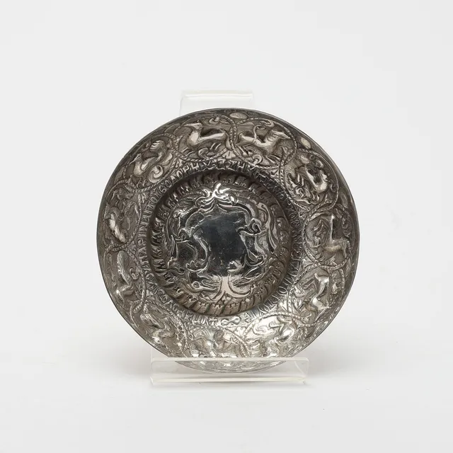 Skål, silver, oidentifierade stämplar och stämplad 1000.