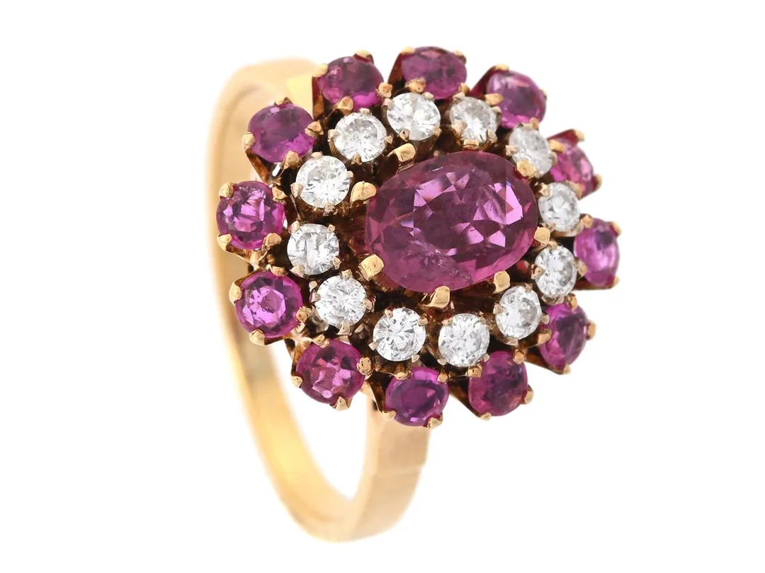 RING, 18K guld, rubiner, briljantslipade diamanter ca 0,36 ctv, ca TW-W/SI-P, stl 17,5 mm, slitna klor samt en trasig, nagg på flera stenar, rubinen har en inneslutning som når ytan och rör sig i fattningen. — Smycken/Ring — Kaplans