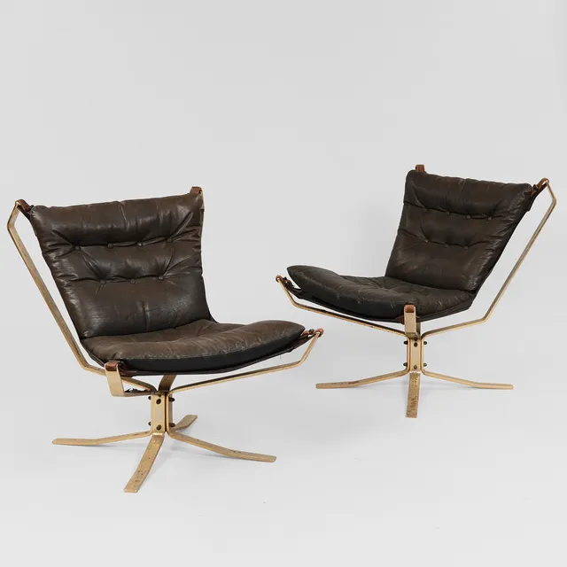 "Super Star", et par lænestole med stel af forgyldt stål, sæde og ryg af udspændt lærred og hynder betrukket med skind, Trygg Møbler, Danmark, ca. 1970'erne, (2).