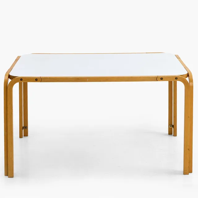 KARI ASIKAINEN (FÖDD 1939). Matbord, ben i formpressad björk, skiva med vitt laminat, Finland, 1960/70-tal.