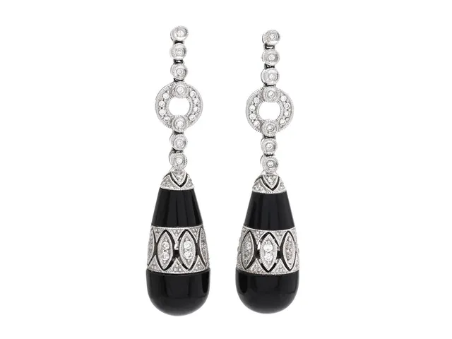 ÖRHÄNGEN, 18K vitguld, briljanter ca 0,36 ctv, ca TW-TCa/SI-P, onyx, höjd 42 mm, vikt 10,1 g